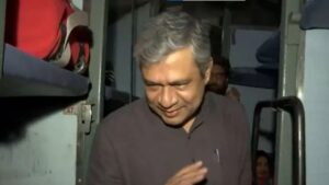 रेल मंत्री ने अचानक किया नई दिल्ली रेलवे स्टेशन का दौरा