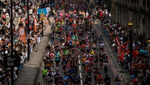 लंदन मैराथन ने तोड़ा विश्व रिकॉर्ड, 56,000 से अधिक धावकों ने पूरी की दौड़