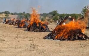 मध्य प्रदेश के रतलाम में एक साथ जलीं छह लोगों की चिताएं, मंदसौर हादसे में 12 की मौत