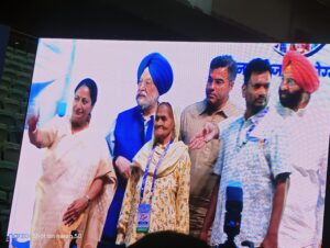 दिल्ली में आयुष्मान भारत प्रधानमंत्री वय वंदना योजना का आगाज, सीएम ने वरिष्ठ नागरिकों को सौंपे कार्ड