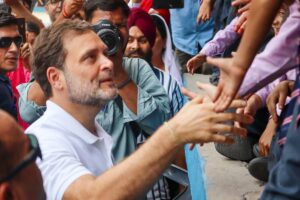 पुंछ में राहुल गांधी का दौरा: गोलाबारी से प्रभावित बच्चों से की मुलाकात, कहा- “डर नहीं, पढ़ाई और खेल से बदलो हालात”
