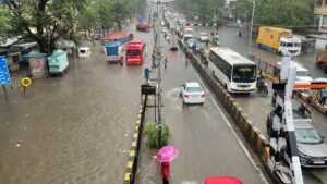 मुंबई में बारिश से हाहाकार, आज भी तेज बौछारों का ALERT!