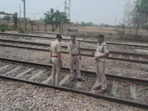 पलवल: रेलवे ट्रैक पर रखा गया बड़ा पत्थर, लोको पायलट की सतर्कता से टला बड़ा हादसा
