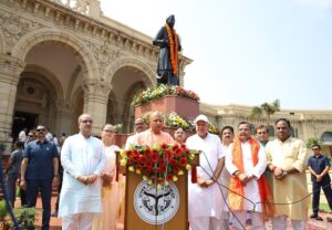 चौधरी चरण सिंह की पुण्यतिथि पर सीएम योगी ने दी श्रद्धांजलि, कहा- भूमि सुधार और किसानों के मसीहा के रूप में हमेशा रहेंगे याद
