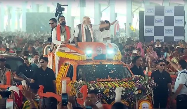 प्रधानमंत्री मोदी का भव्य स्वागत, खुली जीप में मुख्यमंत्री के साथ बिक्रमगंज पहुंच कर जनसभा का शुभारंभ