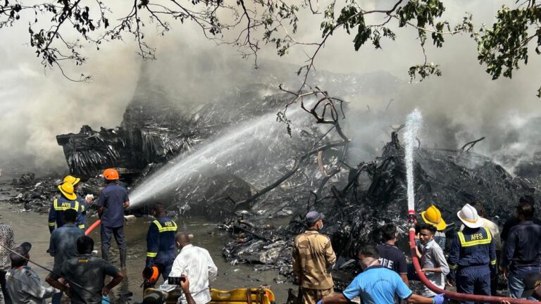 अहमदाबाद प्लेन क्रैश: पीड़ित परिवारों को ठगों से सतर्क रहने की चेतावनी, अस्पताल प्रशासन ने जारी की जरूरी सूचना