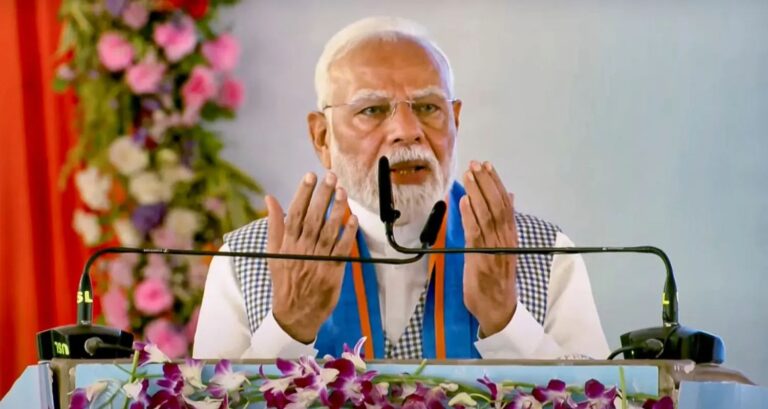 ‘पंजा-लालटेन’ की जकड़ ने बिहार को पलायन की पहचान बना दिया था : सिवान में गरजे पीएम मोदी