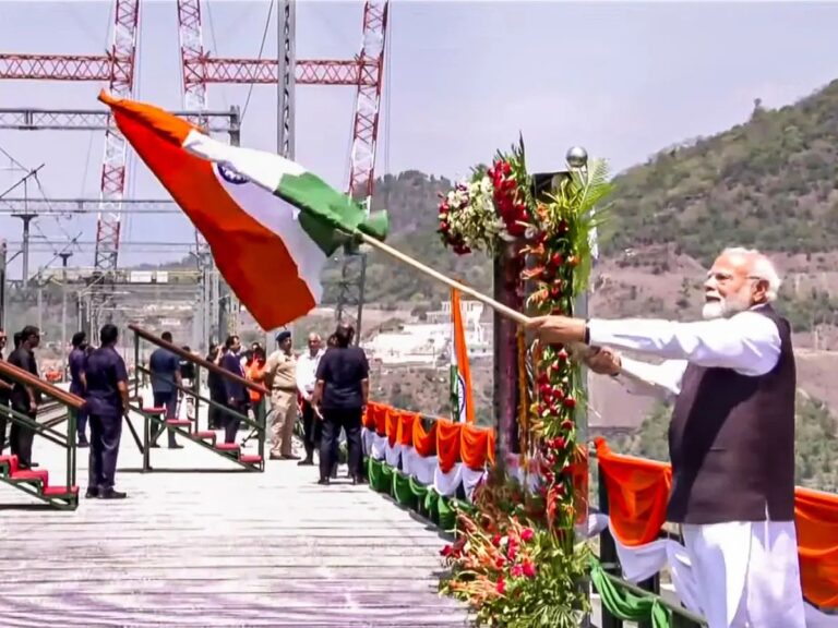 J&K में बड़ा विकास: पीएम मोदी ने चिनाब ब्रिज और अंजी पुल का भव्य उद्घाटन किया, वंदे भारत एक्सप्रेस को दिखाई हरी झंडी