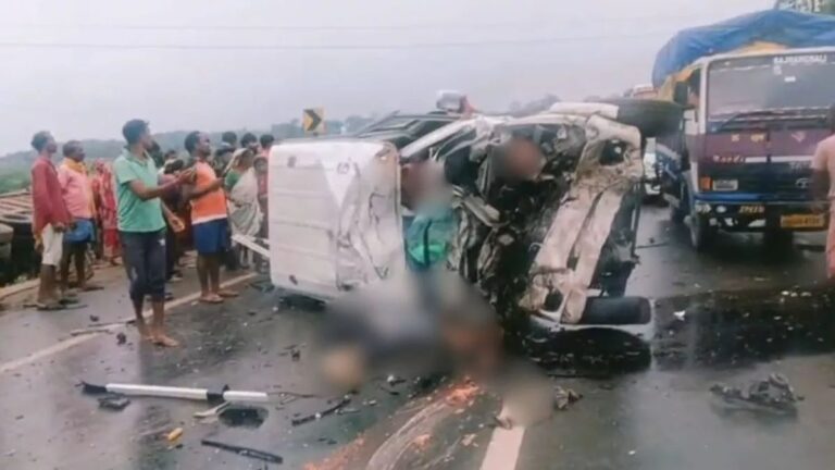भीषण सड़क हादसा! पुरुलिया में ट्रेलर-बोलेरो की भीषण टक्कर, 9 शव निकाले गए