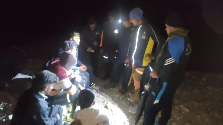 केदारनाथ से लौट रहे 6 युवक नदी में फंसे, एक बहा, पांच को SDRF ने बचाया — अलीगढ़ के युवाओं की ट्रैकिंग रोमांच बना खतरा