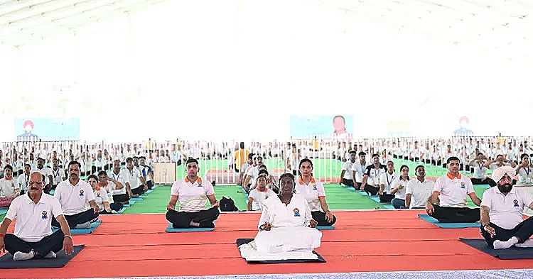 देवभूमि बनी योगभूमि: राष्ट्रपति मुर्मु ने देहरादून में किया योग, उत्तराखंड को बताया ‘भारत की चेतना और योग का केंद्र’