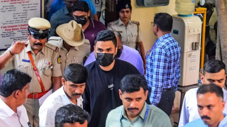 RCB भगदड़ मामला: वरिष्ठ अधिकारी निखिल सोसाले को हाईकोर्ट से अंतरिम राहत, जांच पर उठे सवाल