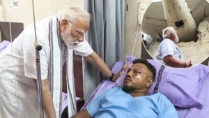 अहमदाबाद विमान हादसा: घायलों से मिले पीएम मोदी, जीवित बचे युवक से की मुलाकात, अधिकारियों संग की समीक्षा बैठक