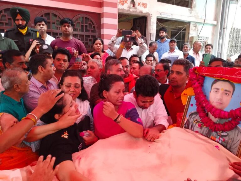आर्मी ऑफ‍िसर पत्नी ने दी अंतिम सलामी, केदारनाथ हादसे के शहीद पायलट राजवीर सिंह को जयपुर में नम आंखों से विदाई