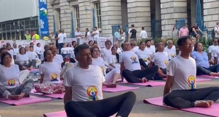 UK में गूंजा योग का मंत्र: भारतीय प्रवासियों ने धूमधाम से मनाया अंतर्राष्ट्रीय योग दिवस, ‘एक पृथ्वी, एक स्वास्थ्य’ की थीम पर केंद्रित रहा आयोजन