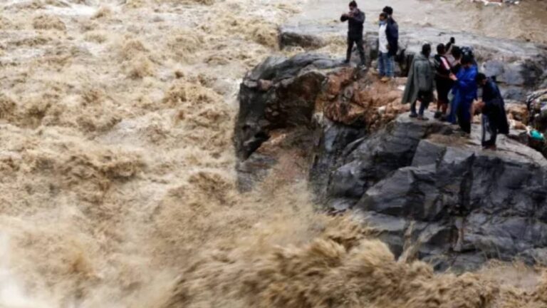 खैबर पख्तूनख्वा में तबाही: अचानक आई बाढ़ ने छीनी 17 जिंदगियां, वायरल वीडियो ने झकझोरा