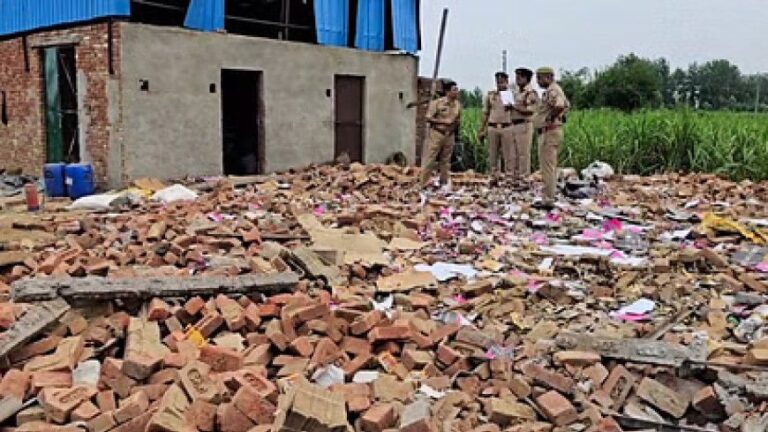अमरोहा में अवैध पटाखा फैक्टरी में जोरदार धमाका, चार महिलाओं की दर्दनाक मौत, कई घायल