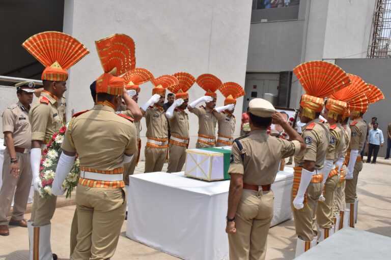 विजय रूपाणी को अंतिम विदाई: राजकीय सम्मान के साथ परिवार को सौंपा गया पार्थिव शरीर, राजकोट में निकलेगी अंतिम यात्रा