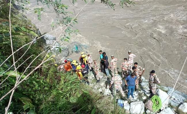 RUDRAPRAYAG BUS ACCIDENT: दूसरे दिन भी रेस्क्यू जारी, एक और शव बरामद; अब भी 8 यात्री लापता