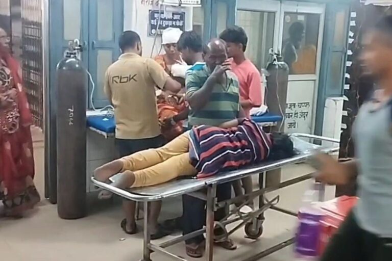 बिहार के सारण में भीषण सड़क हादसा: मक्का लदी पिकअप पलटी, महिला समेत 6 की मौत, कई घायल