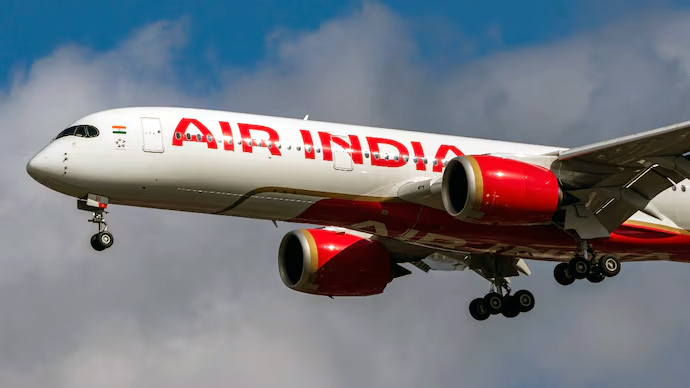 एअर इंडिया की अंतरराष्ट्रीय फ्लाइट में तकनीकी गड़बड़ी, कोलकाता में इमरजेंसी स्टॉप—यात्रियों को अन्य फ्लाइट्स से भेजा जाएगा मुंबई
