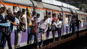 ठाणे में दर्दनाक हादसा: लोकल ट्रेन से गिरने से 6 यात्रियों की मौत, 7 घायल