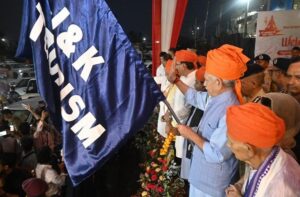 Amarnath Yatra का शुभारंभ: ‘हर-हर महादेव’ के जयकारों के बीच पहले जत्थे को उपराज्यपाल ने दिखाई हरी झंडी