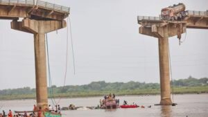 Gujarat Bridge Collapse: महिसागर नदी में समाए कई वाहन, 9 की मौत, पीएम मोदी और सीएम पटेल ने जताया शोक