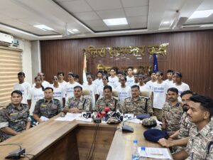सुकमा में नक्सलियों का बड़ा सरेंडर: 1.18 करोड़ के इनामी 23 माओवादी हुए मुख्यधारा में शामिल