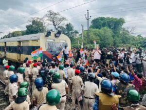 रेल पटरियों पर ‘बंद’ की दस्तक: बिहार के 17 स्टेशनों पर थमा रेल पहिया, लेकिन हालात काबू में