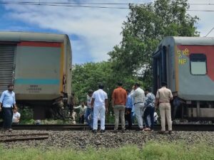 कटिहार में बड़ा रेल हादसा टला, उदयपुर-कामाख्या एक्सप्रेस की पैंट्री कार पटरी से उतरी, बाल-बाल बचे यात्री